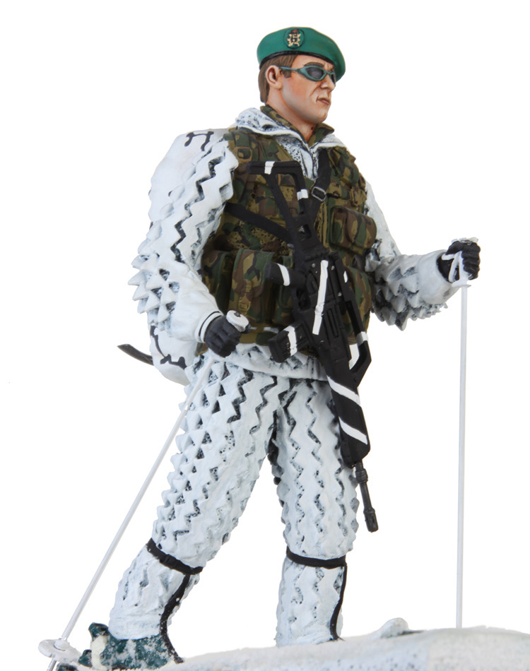 Esquiador brigada de cazadores de montaña